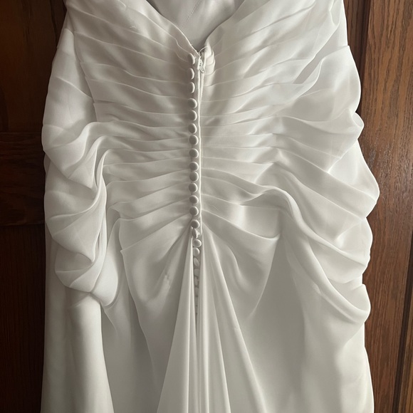 New wedding dress - Picture 7 of 12